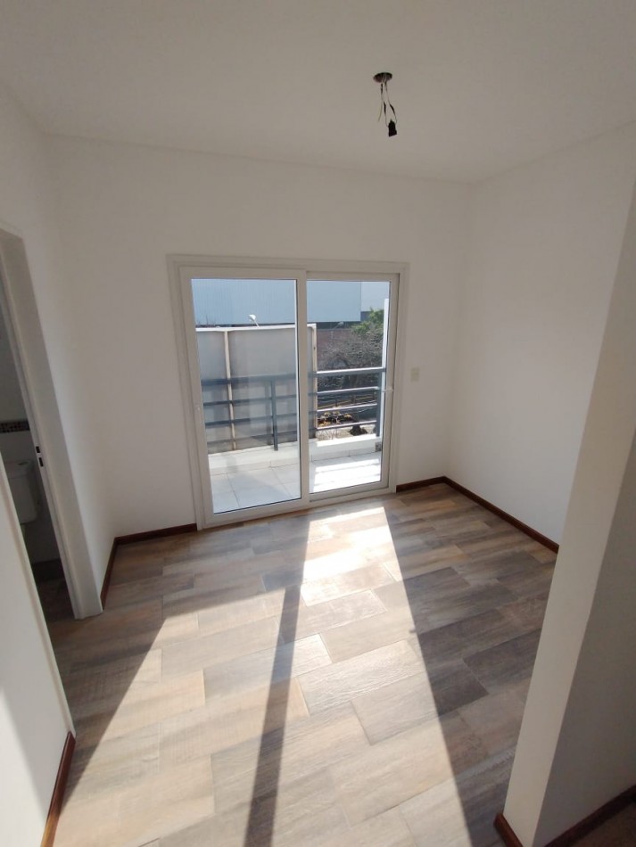 Hermoso Duplex de tres plantas a estrenar en Florida. Excelente ubicacion! Ultimo disponible!