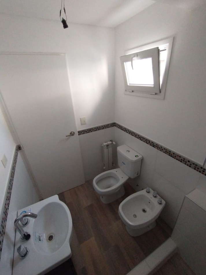 Hermoso Duplex de tres plantas a estrenar en Florida. Excelente ubicacion! Ultimo disponible!