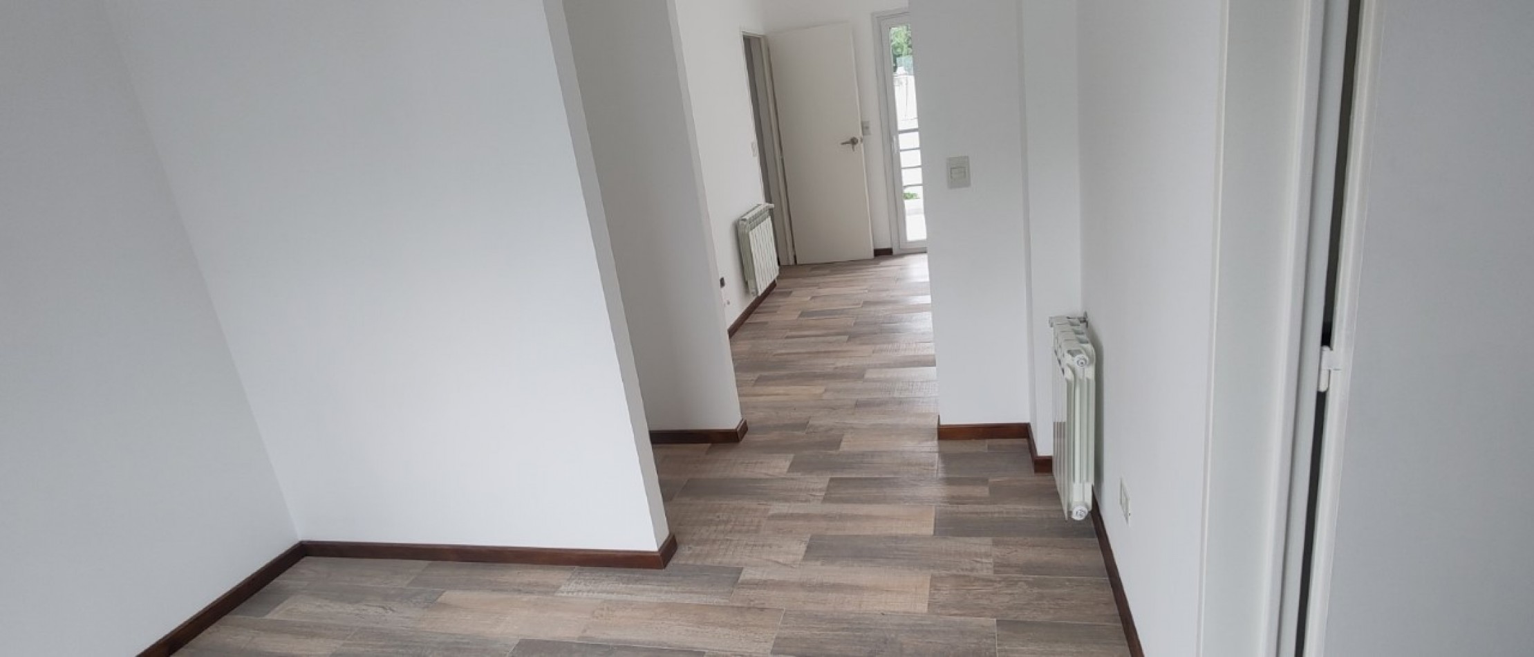 Hermoso Duplex de tres plantas a estrenar en Florida. Excelente ubicacion! Ultimo disponible!