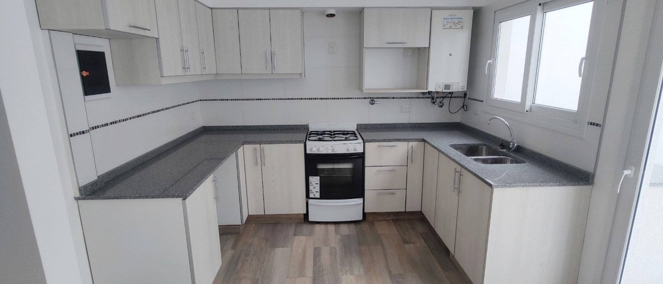 Hermoso Duplex de tres plantas a estrenar en Florida. Excelente ubicacion! Ultimo disponible!