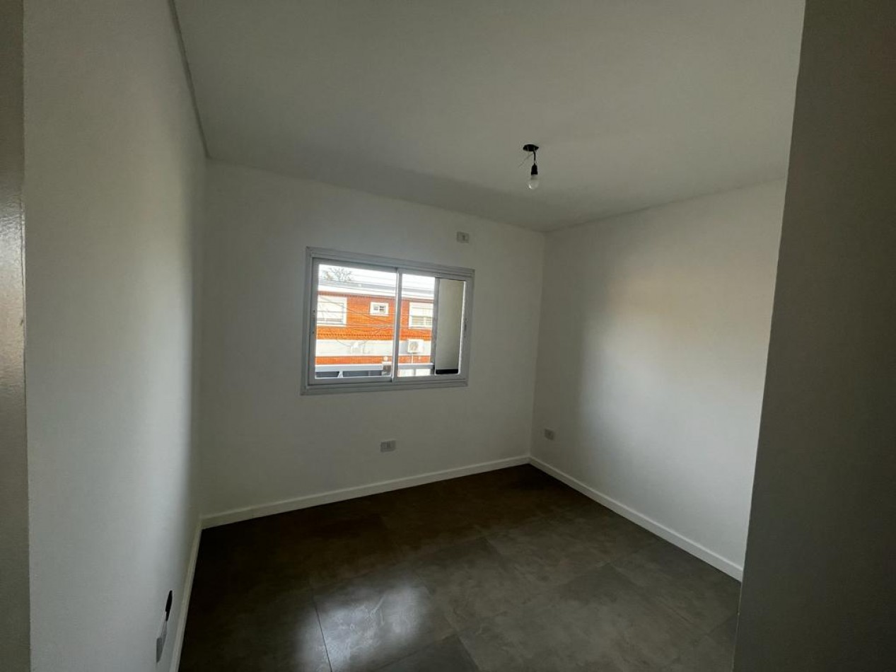 Hermoso PH de 3 ambientes en primer piso al frente en Villa Maipu. Se acepta vehiculo en parte de pago!!!