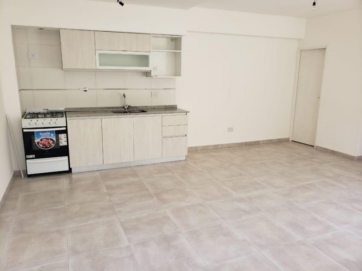 Hermoso Duplex tres am,bientes con patio en Jose Leon Suarez!