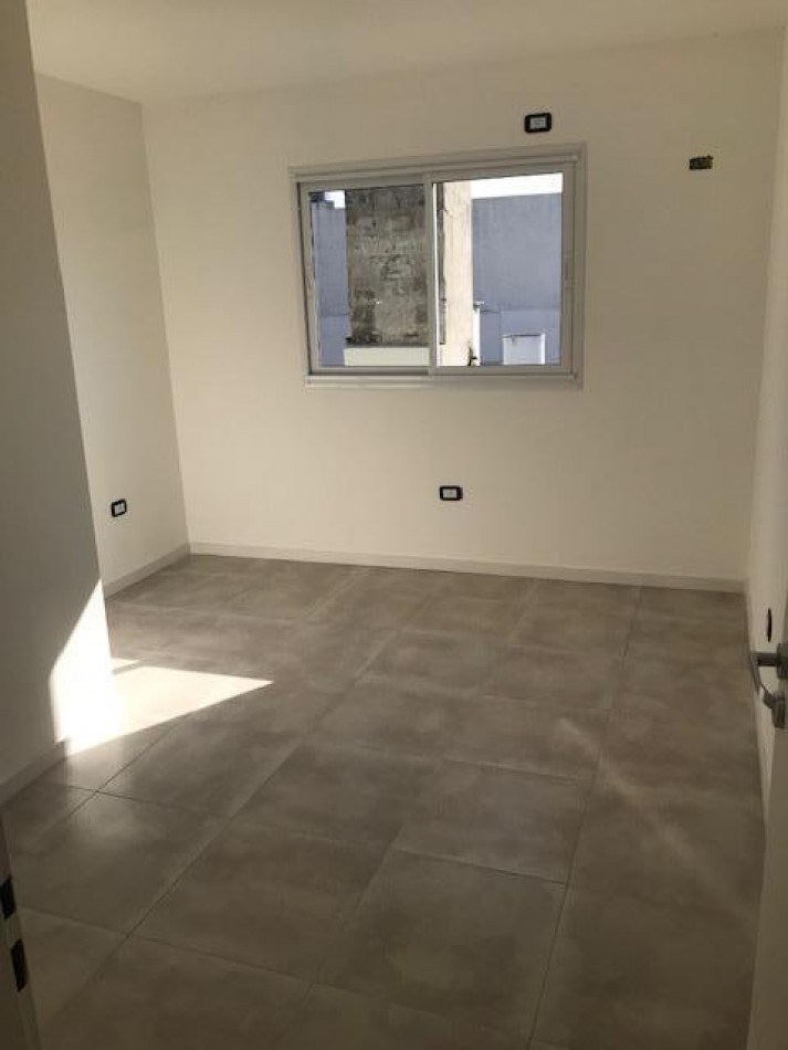 Hermoso Duplex tres am,bientes con patio en Jose Leon Suarez!
