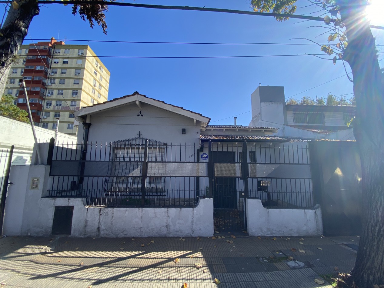 Hermosa casa de tres ambientes con jardin en Virreyes