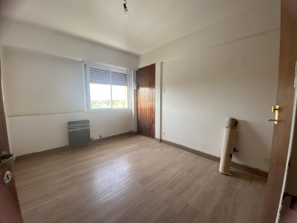 IMPECABLE DEPARTAMENTO DE TRES AMBIENTES CON COCHERA EN FLORIDA