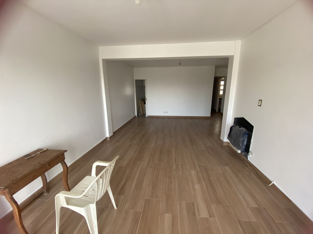 IMPECABLE DEPARTAMENTO DE TRES AMBIENTES CON COCHERA EN FLORIDA