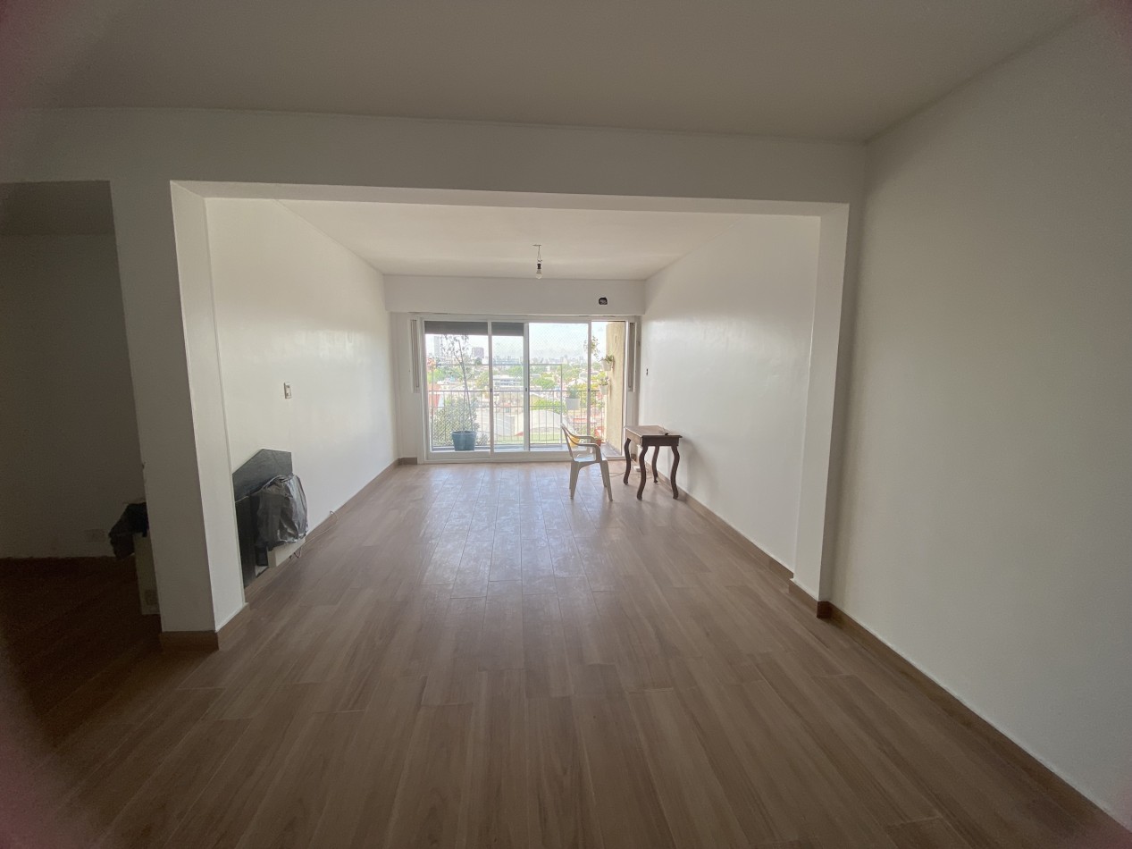 IMPECABLE DEPARTAMENTO DE TRES AMBIENTES CON COCHERA EN FLORIDA