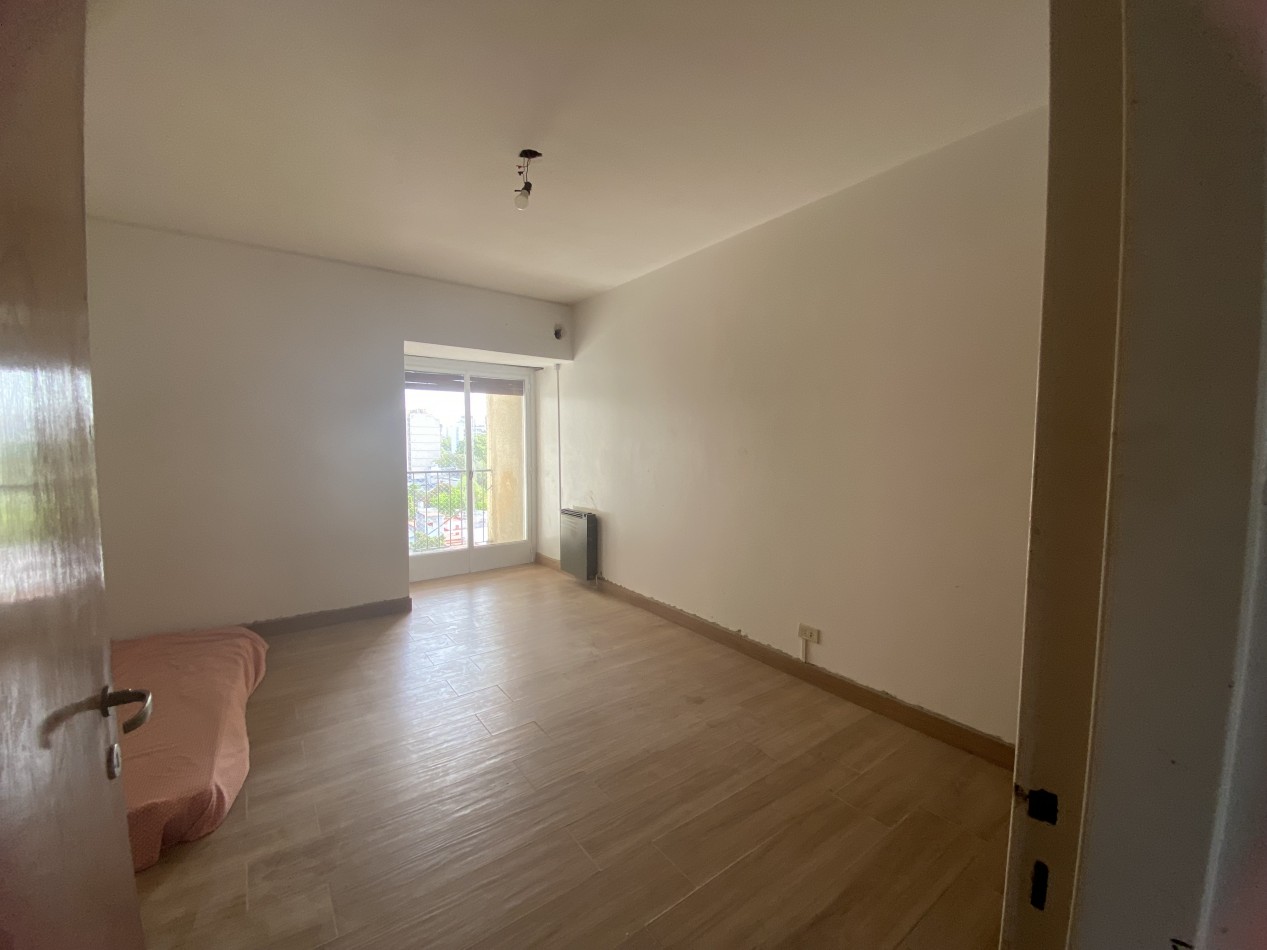 IMPECABLE DEPARTAMENTO DE TRES AMBIENTES CON COCHERA EN FLORIDA