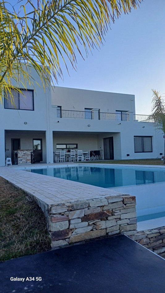 Hermosa casa a la laguna en Barrio Puerto de 6 amb