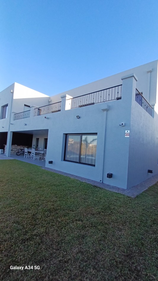 Hermosa casa a la laguna en Barrio Puerto de 6 amb