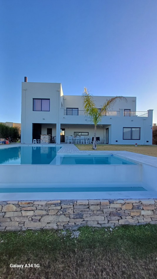 Hermosa casa a la laguna en Barrio Puerto de 6 amb