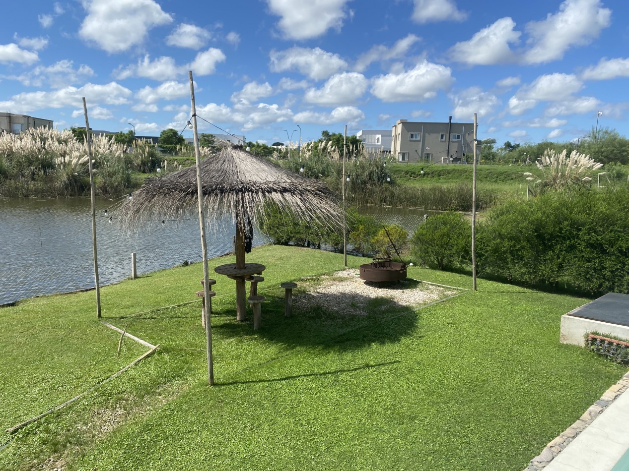 Hermosa casa a la laguna en Barrio Puerto de 6 amb