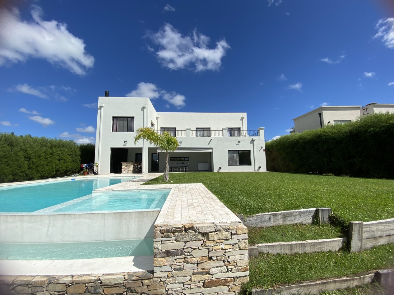 Hermosa casa a la laguna en Barrio Puerto de 6 amb