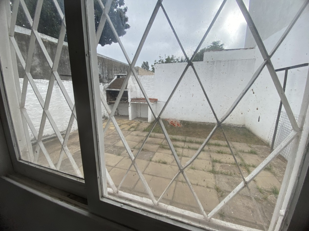 OPORTUNIDAD COMPRA - VENTA CASA EN VILLA BALLESTER EN GRAN LOTE