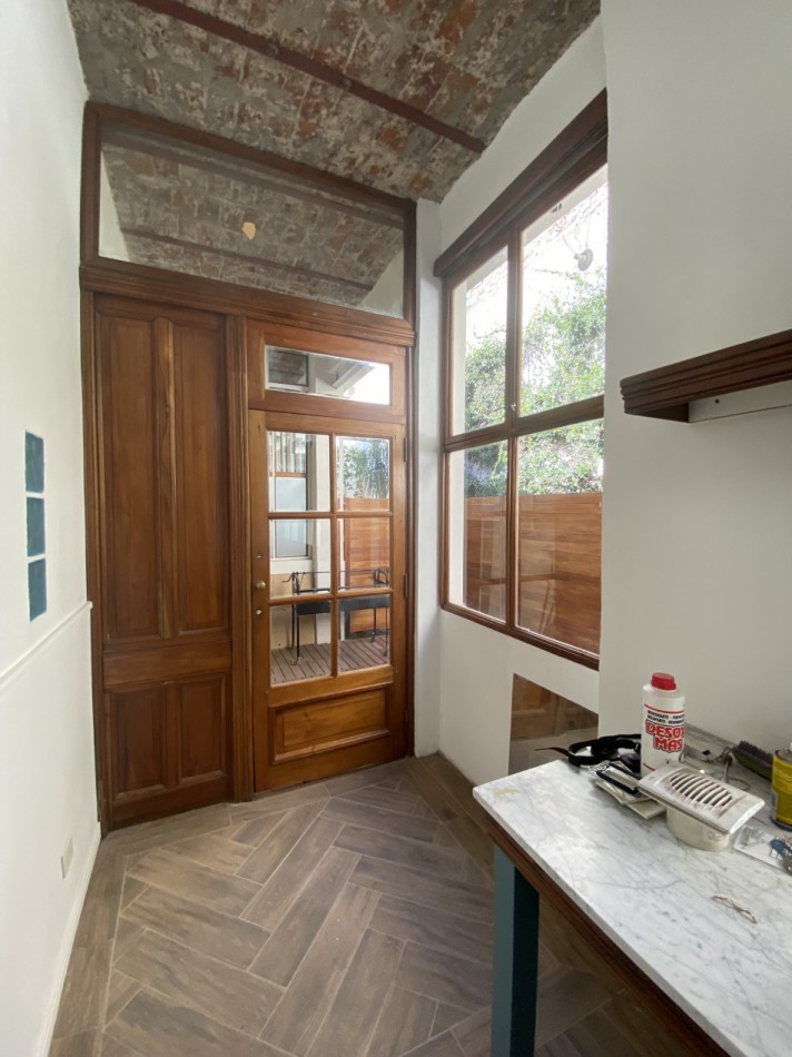 Alquiler Impecable PH de tres ambientes con patio con parrilla