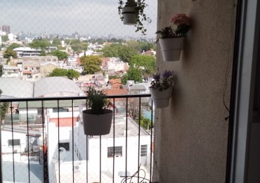 IMPECABLE DEPARTAMENTO DE TRES AMBIENTES CON COCHERA EN FLORIDA